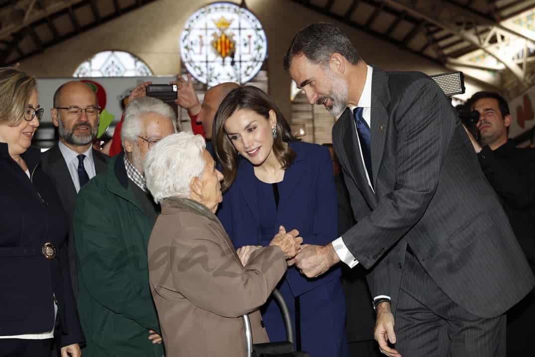 Sus Majesatades los Reyes en el Mercado Central de Valencia © Casa de S.M. el Rey