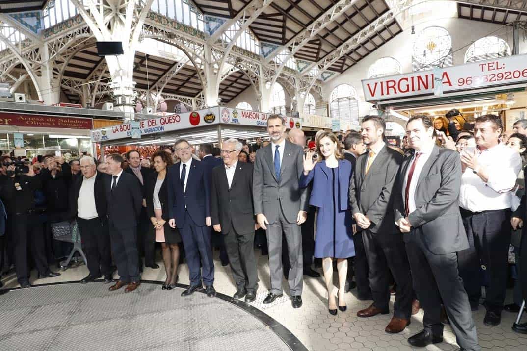 Fotografía de grupo de Sus Majestades los Reyes con los miembros de la Junta Directiva de la Asociación de Vendedores del Mercado Central © Casa S.M. El Rey