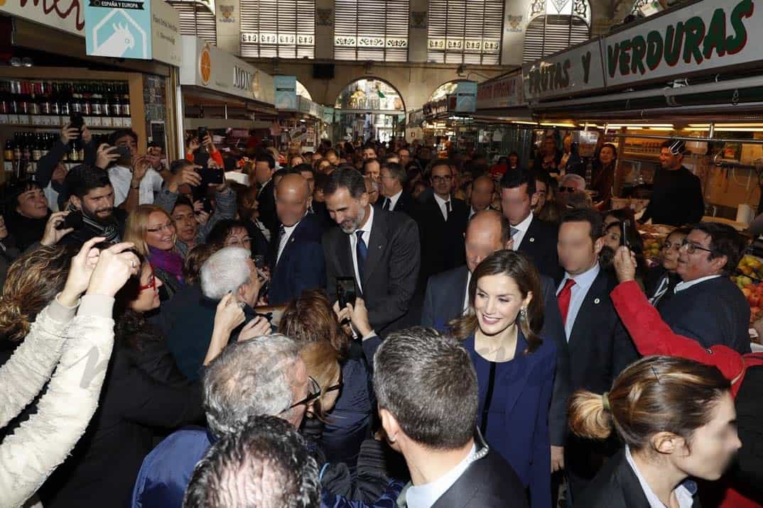 Sus Majesatades los Reyes en el Mercado Central de Valencia © Casa de S.M. el Rey