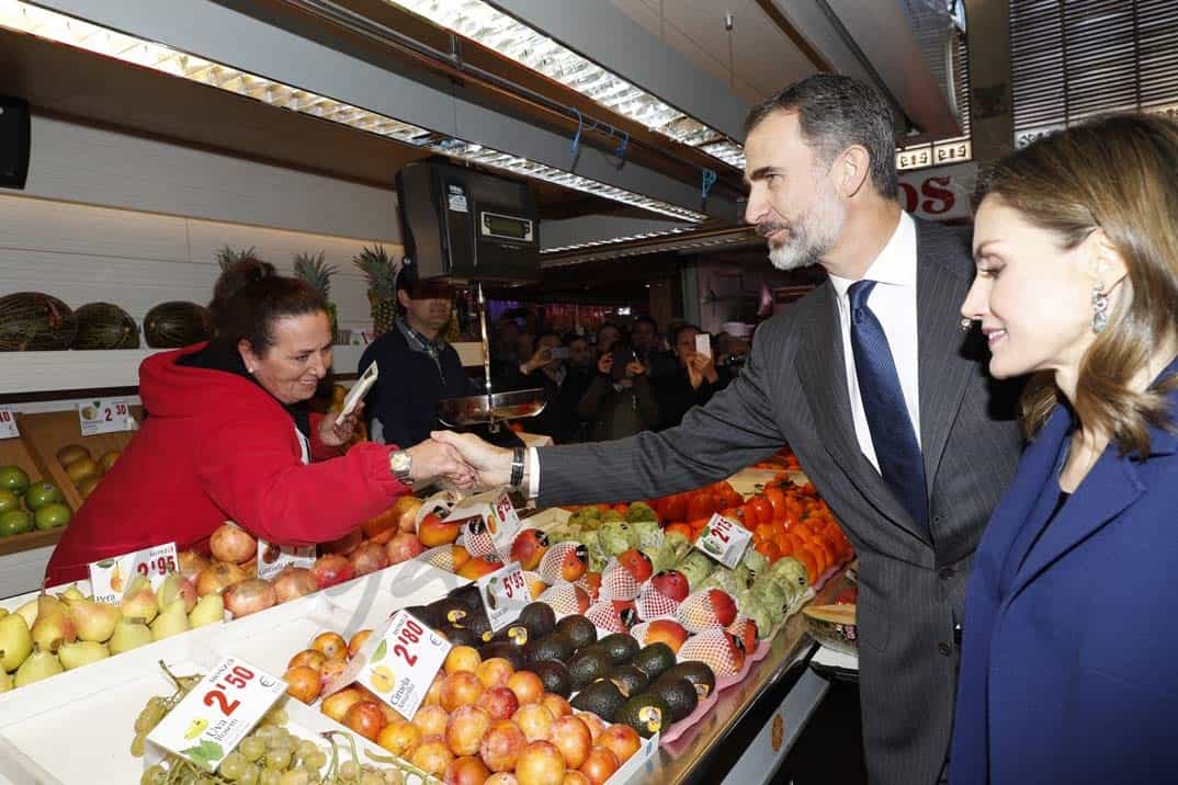 Sus Majesatades los Reyes en el Mercado Central de Valencia © Casa de S.M. el Rey