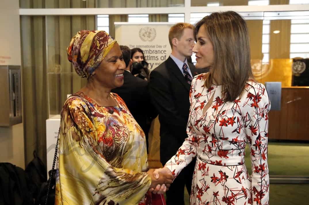 Su Majestad la Reina recibe el saludo de la directora ejecutiva de ONU-Mujeres, Phumzile Mlambo-Ngcuka © Casa Real