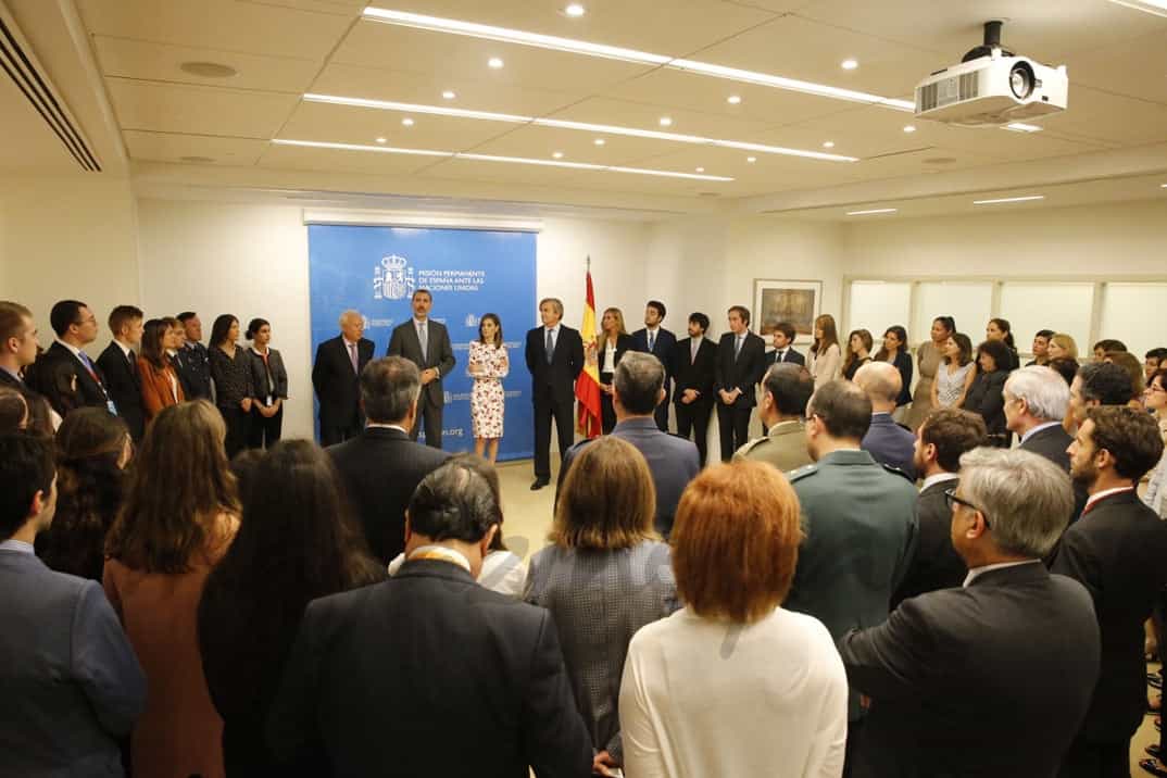 Sus Majestades los Reyes durante el encuentro con el personal de la Misión de España ante las Naciones Unidas © Casa Real