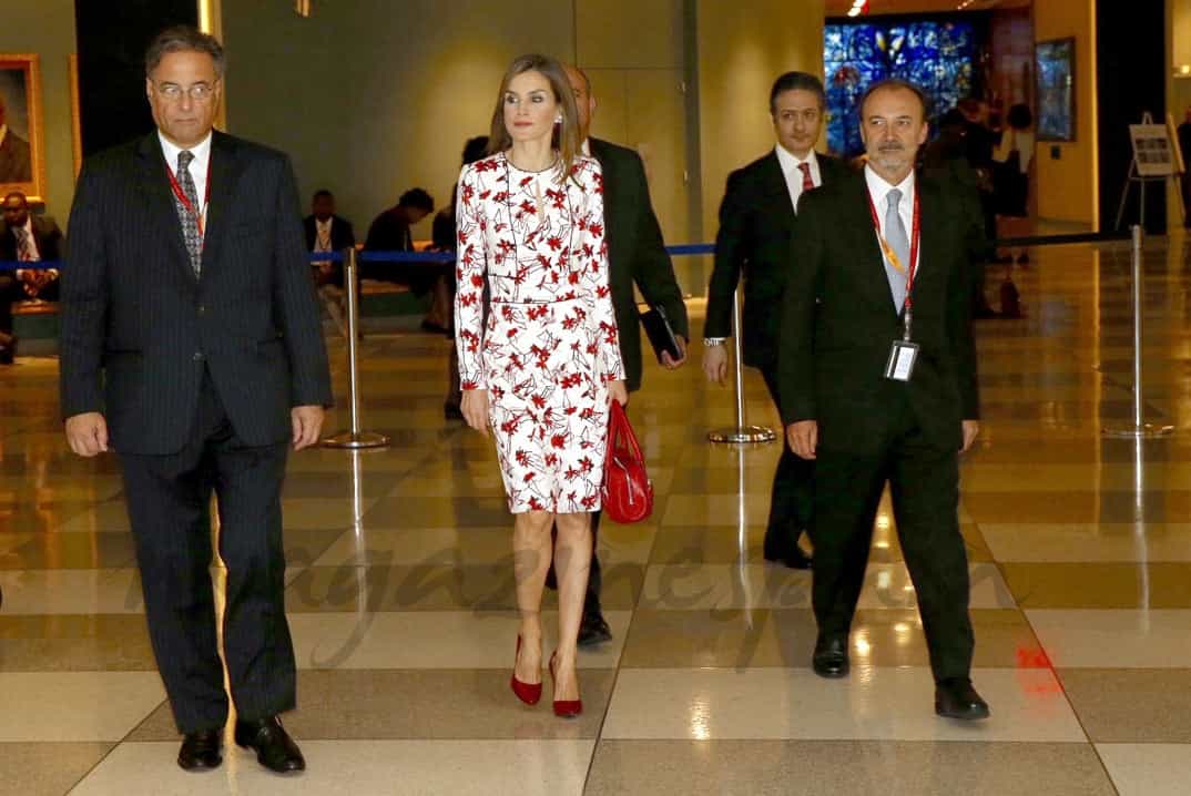 Su Majestad la Reina a su llegada a la sede de Naciones Unidas acompañada por el secretario de Estado de Cooperación Internacional y para Iberoamérica © Casa Real