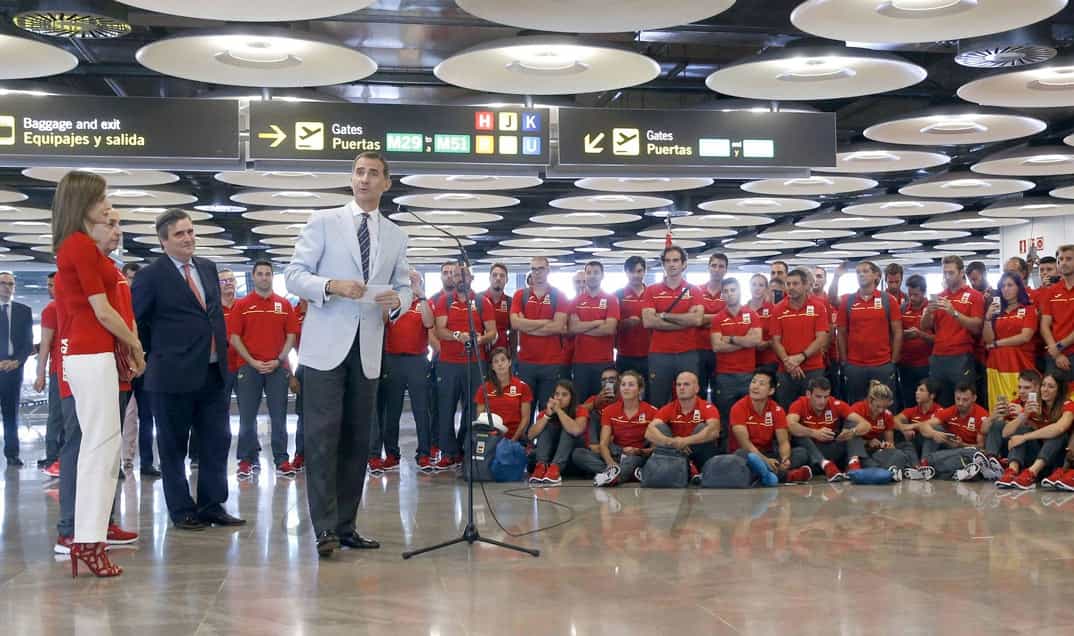 Reyes Felipe y Letizia con el equipo olímpico español para Rio 2016