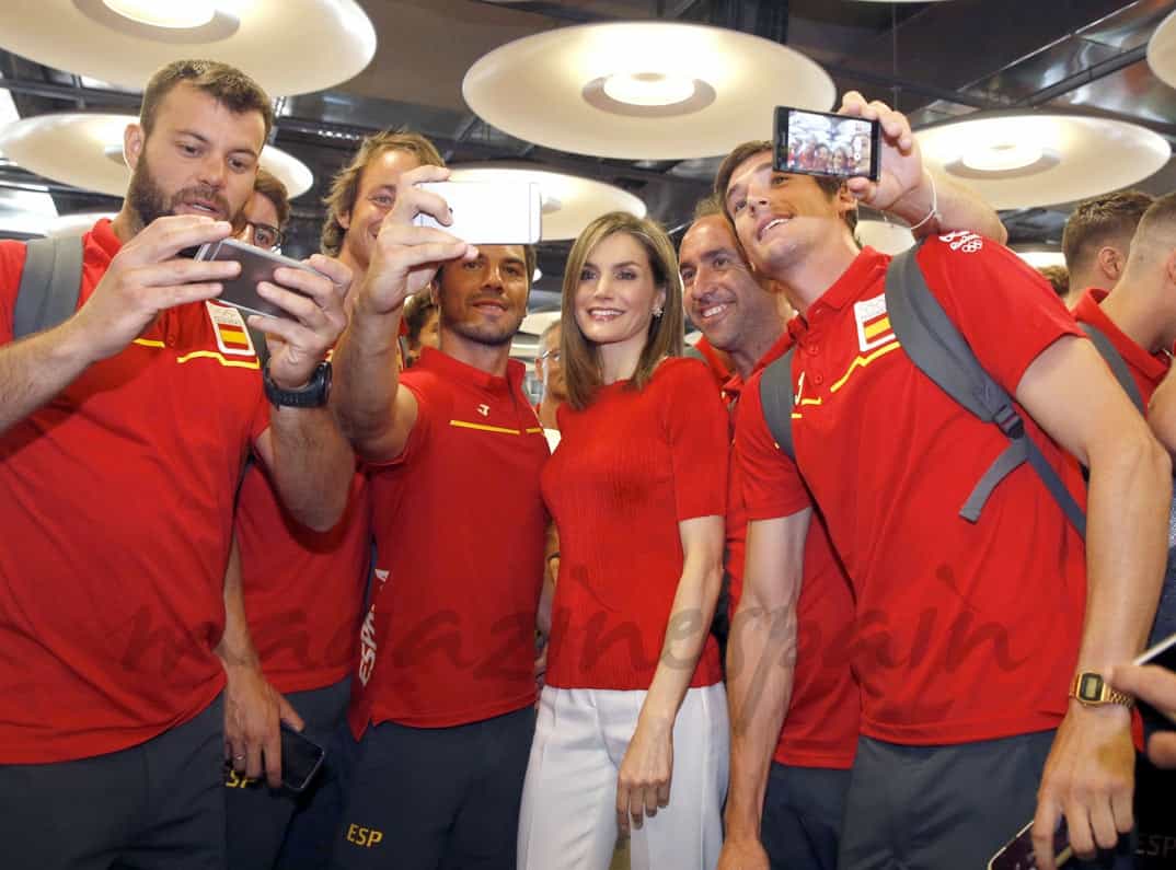 Reina Letizia con el equipo olímpico español para Rio 2016