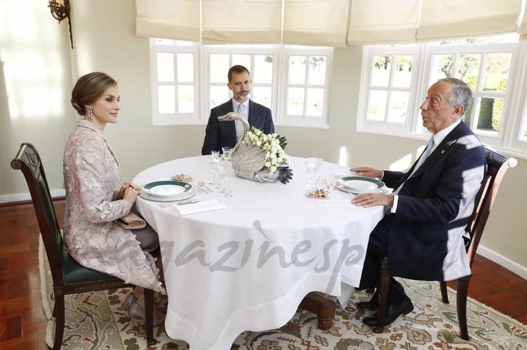 Los Reyes y el Presidente Rebelo de Sousa, durante el almuerzo privado que mantuvieron © Casa S.M. El Rey