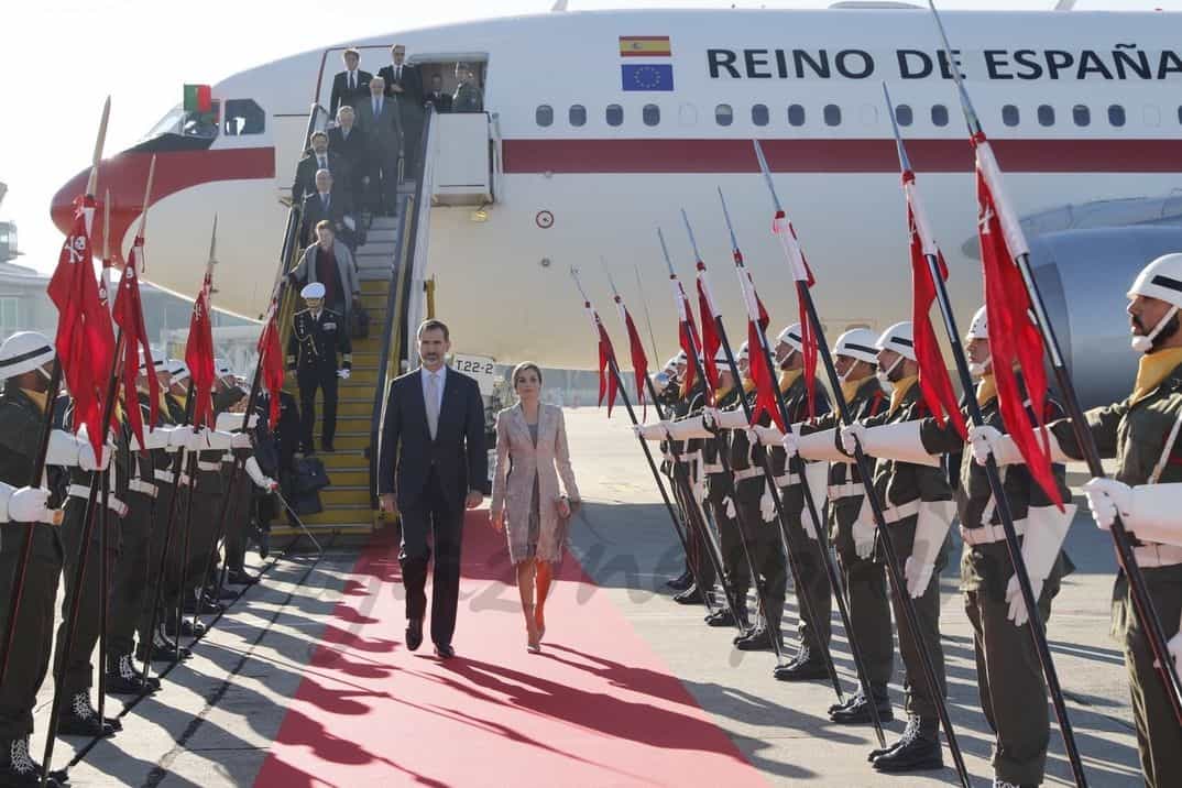 Sus Majestades los Reyes, a su llegada a Portugal, pasan entre el cordón de honor © Casa S.M. El Rey