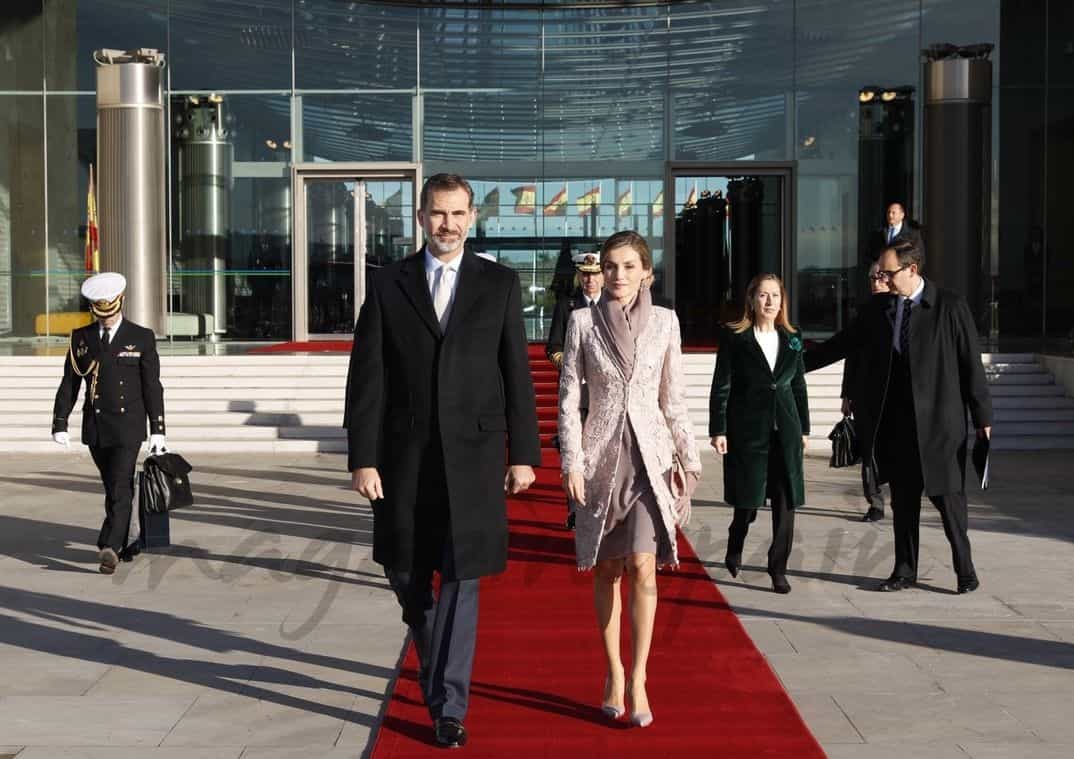 Sus Majestades los Reyes, antes de comenzar el acto de despedida oficial con el que comienza el Viaje de Estado a Portugal © Casa S.M. El Rey