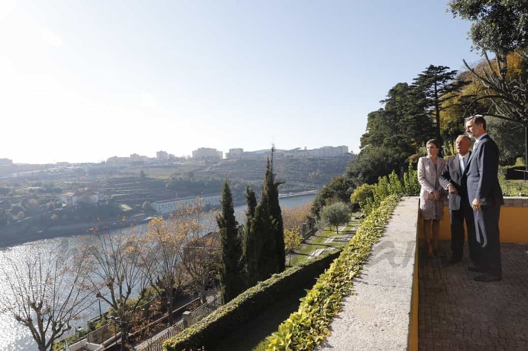 Los Reyes y el Presidente Rebelo de Sousa contemplan la vista del río Duero antes del almuerzo privado que mantuvieron © Casa S.M. El Rey