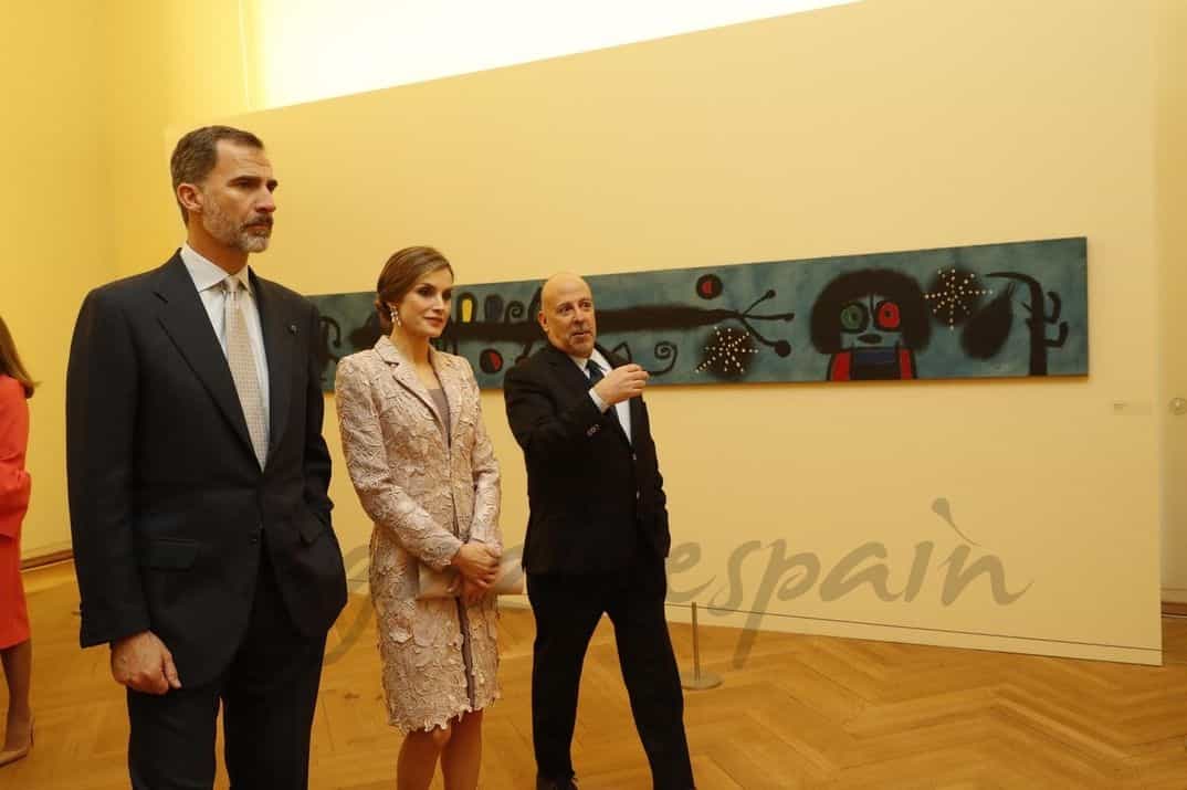 Don Felipe y Doña Letizia, durante su visita a la exposición de obras de Miró acompañados por el comisario de la muestra, Robert Lubar © Casa S.M. El Rey