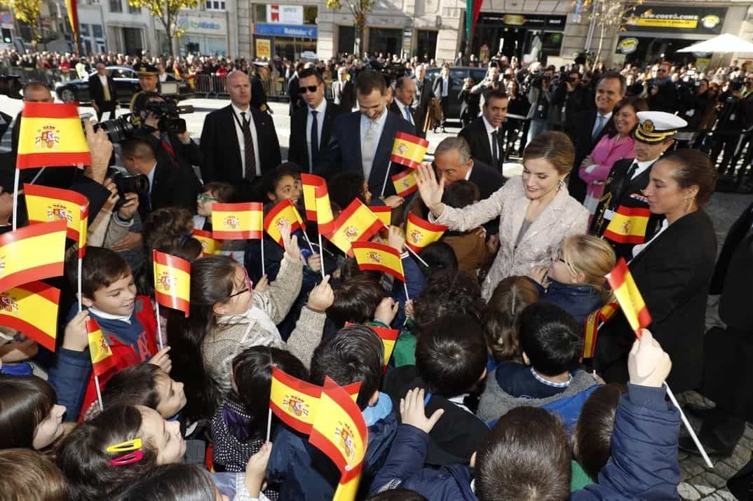 Los Reyes y el Presidente Rebelo de Sousa con un grupo de niños con banderas españolas © Casa S.M. El Rey