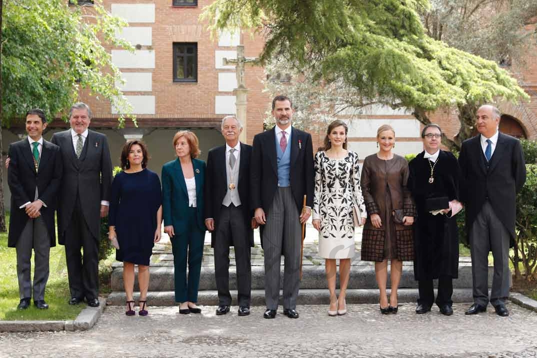 Fotografía de grupo de Sus Majetades los Reyes con el galardonado con el Premio de Literatura en Lengua Castellana "Miguel de Cervantes" 2016 y las autoridades © Casa S.M. El Rey