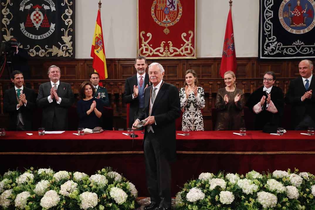 Sus Majestades los Reyes aplauden a Eduardo Mendoza Garriga, tras hacerle entrega del Premio de Literatura en Lengua Castellana "Miguel de Cervantes" 2016 © Casa S.M. El Rey