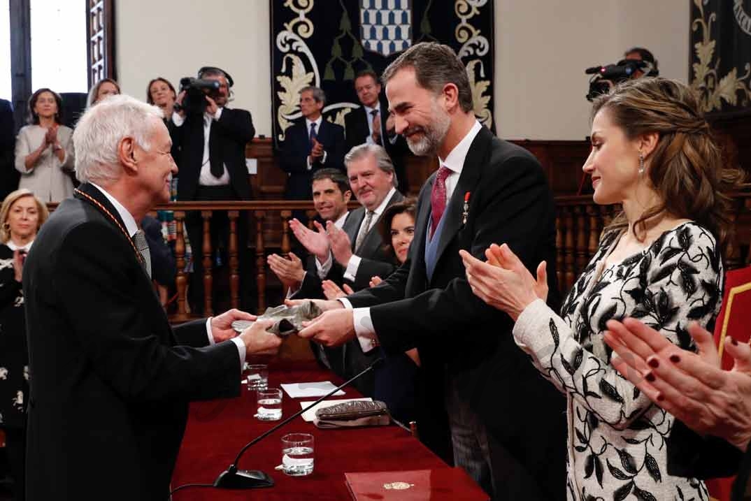 Sus Majestades los Reyes aplauden a Eduardo Mendoza Garriga, tras hacerle entrega del Premio de Literatura en Lengua Castellana "Miguel de Cervantes" 2016 © Casa S.M. El Rey