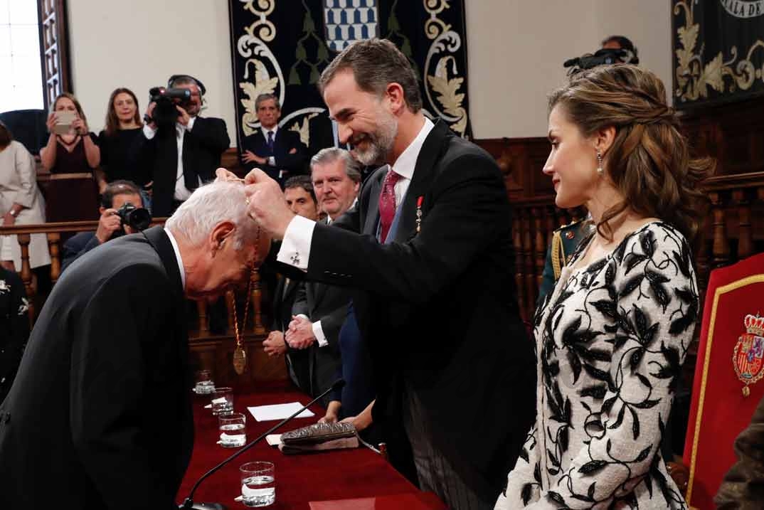 Su Majestad el Rey impone la Medalla a Eduardo Mendoza Garriga © Casa S.M. El Rey