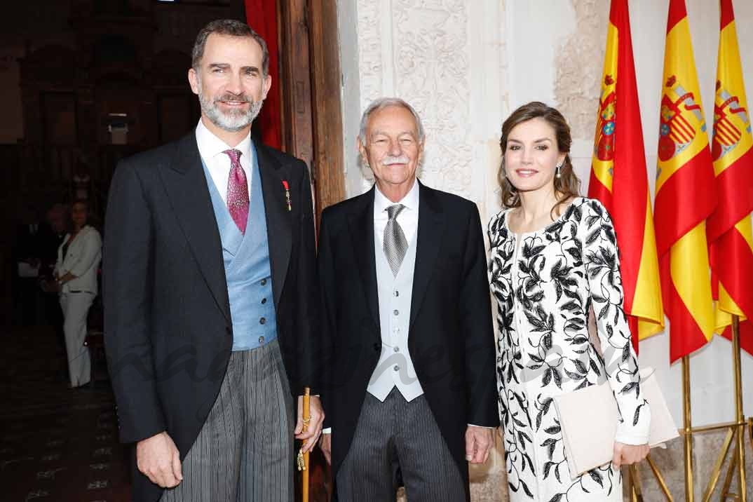 Sus Majestades los Reyes con el galardonado con el Premio de Literatura en Lengua Castellana "Miguel de Cervantes" 2016, Eduardo Mendoza Garriga © Casa S.M. El Rey