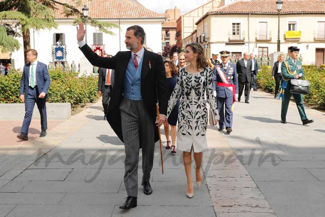 Sus Majestades los Reyes saludan a los vecinos de Alcalá de Henares que se congregaban a su llegada a la Universidad © Casa S.M. El Rey