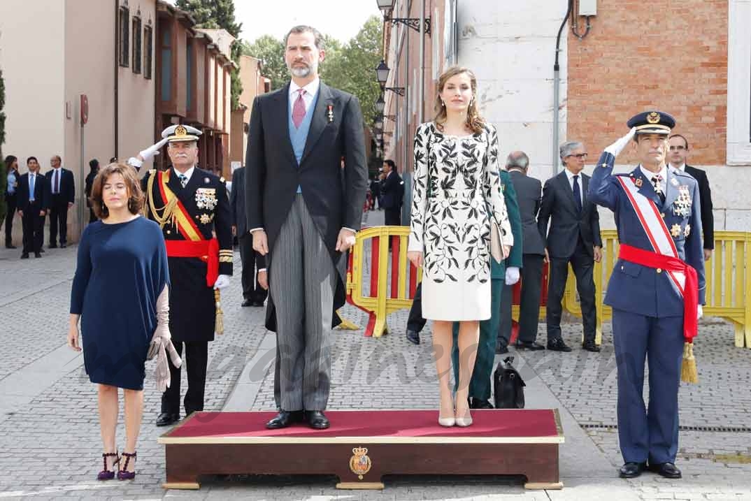 Sus Majestades los Reyes durante la interpretación del Himno Nacional © Casa S.M. El Rey