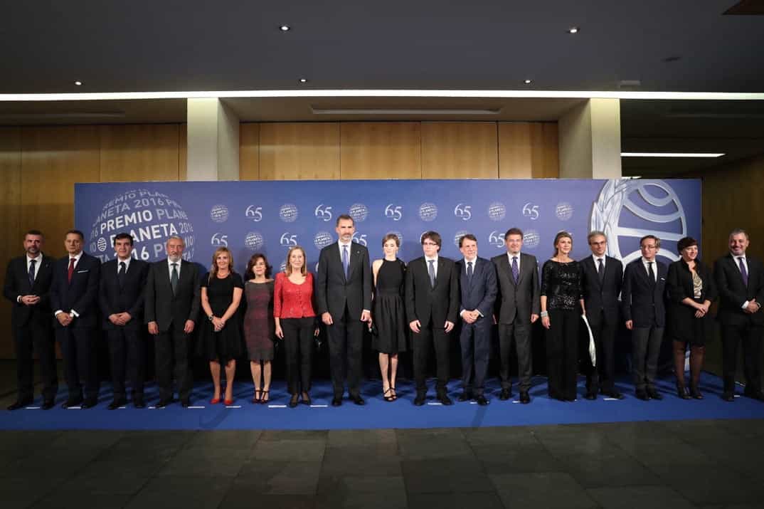 Sus Majestades los Reyes junto a las autoridades asistentes en la entrega del premio © Casa S.M. El Rey