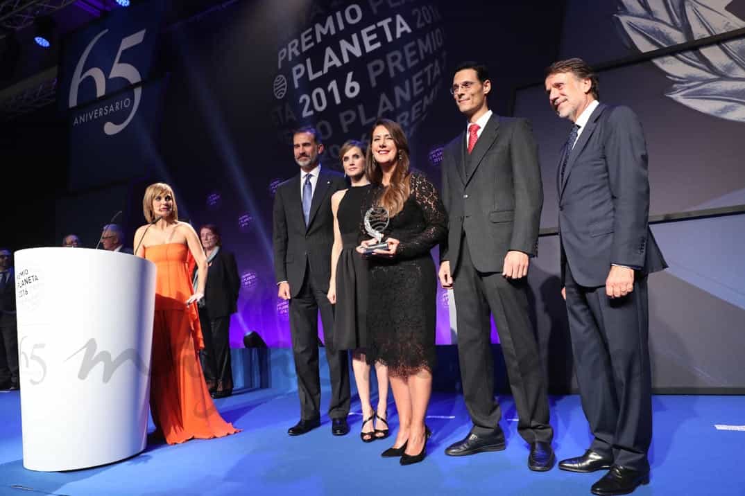 Sus Majestades los Reyes junto al presidente del Grupo Planeta, José Creuheras, la ganadora y el finalista del Premio Planeta 2016 © Casa S.M. El Rey