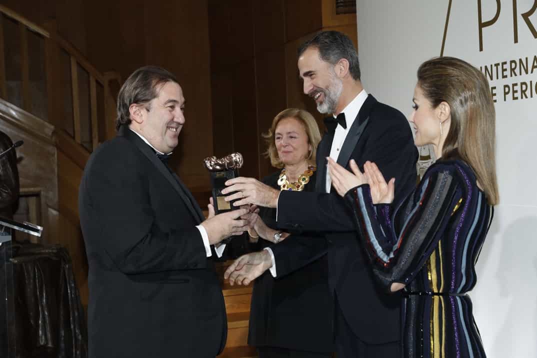 Don Felipe entrega a Juan Manuel Serrano Becerra el Premio "Mingote"