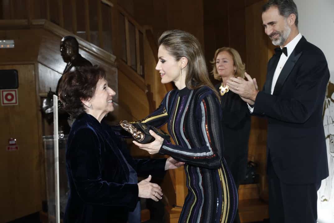 Doña Letizia entrega a Victoria Prego el Premio "Luca de Tena" © Casa S.M. El Rey