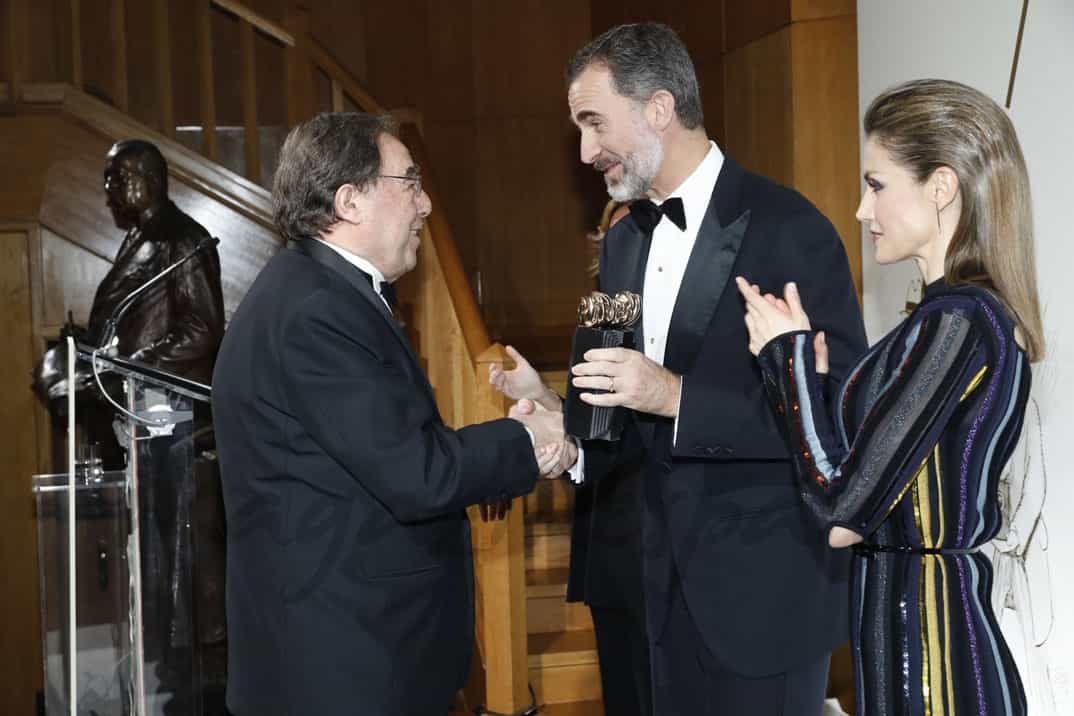 Don Felipe entrega a Francesc de Carreras el Premio "Mariano de Cavia" © Casa S.M. El Rey