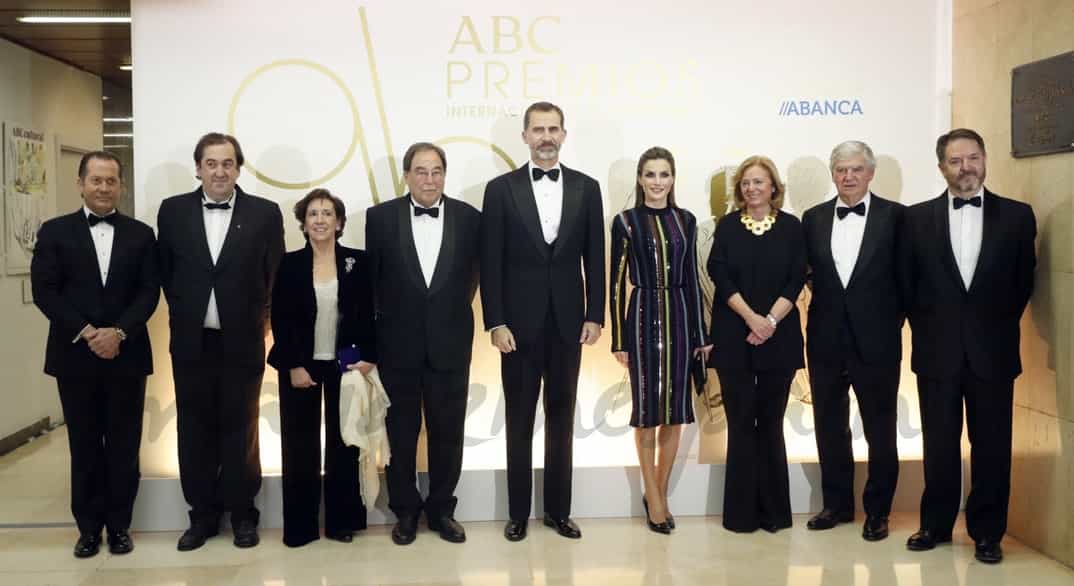 Sus Majestades los Reyes, con los galardonados y los representantes de ABC, Vocento y la entidad patrocinadora, Abanca © Casa S.M. El Rey