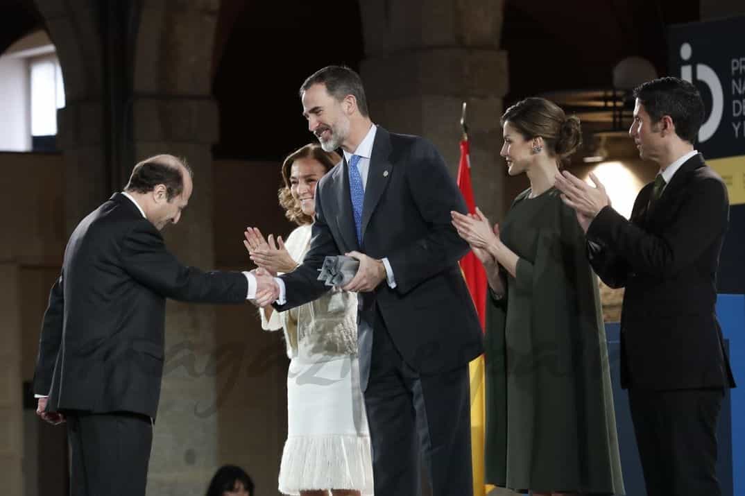 Don Felipe entrega el Premio Nacional de Diseño 2016 en la modalidad "Empresa" a Simon, recogido por el director general de Simon Holding, Luis Lopezbarrena Murillo © Casa S.M. El Rey