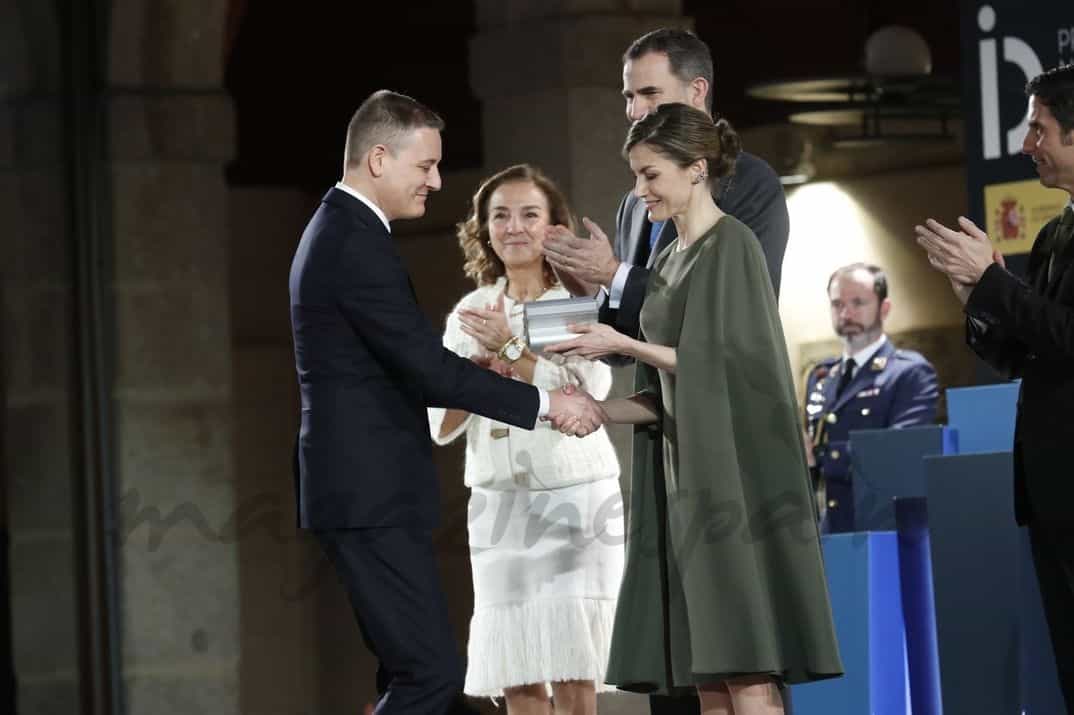 Su Majestad la Reina entrega el Premio Nacional de Siseño 2016, en la modalidad "Profesionales", a Mario Ruiz Rubio © Casa S.M. El Rey