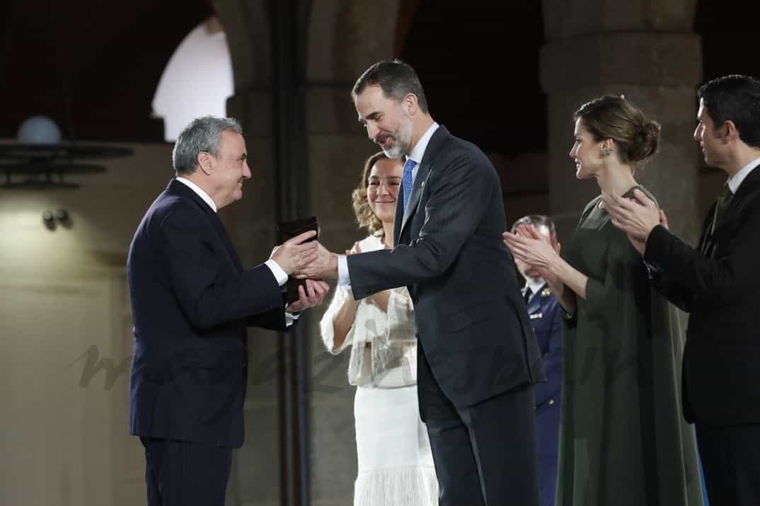 Su Majestad el Rey entrega el Premio Nacional de Innovación 2016 en la modalida "Internacionalización" a la empresa Cosentino, recogido por Francisco Martínez-Cosentino Justo, presidente del grupo © Casa S.M. El Rey