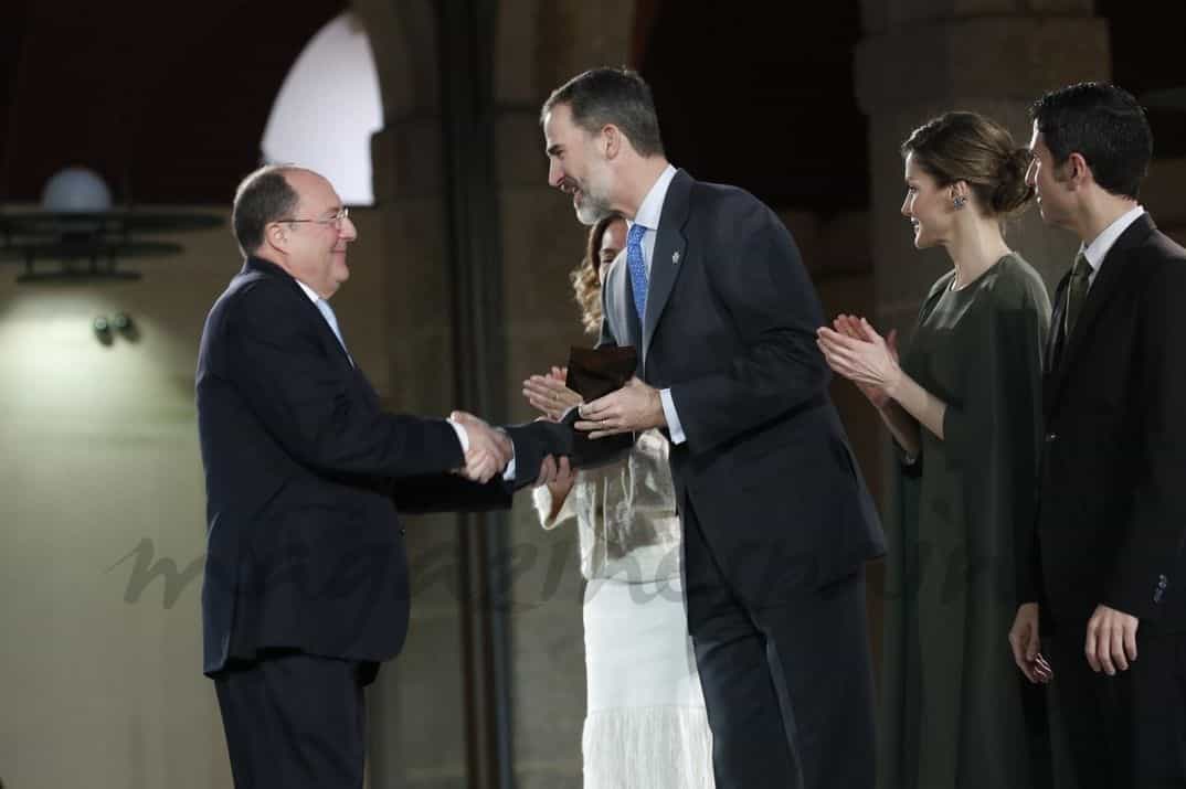 Su Majestad el Rey entrega el Premio Nacional de Innovación 2016 en la modalidad "Trayectoria Innovadora" a Carlos Moro González © Casa S.M. El Rey