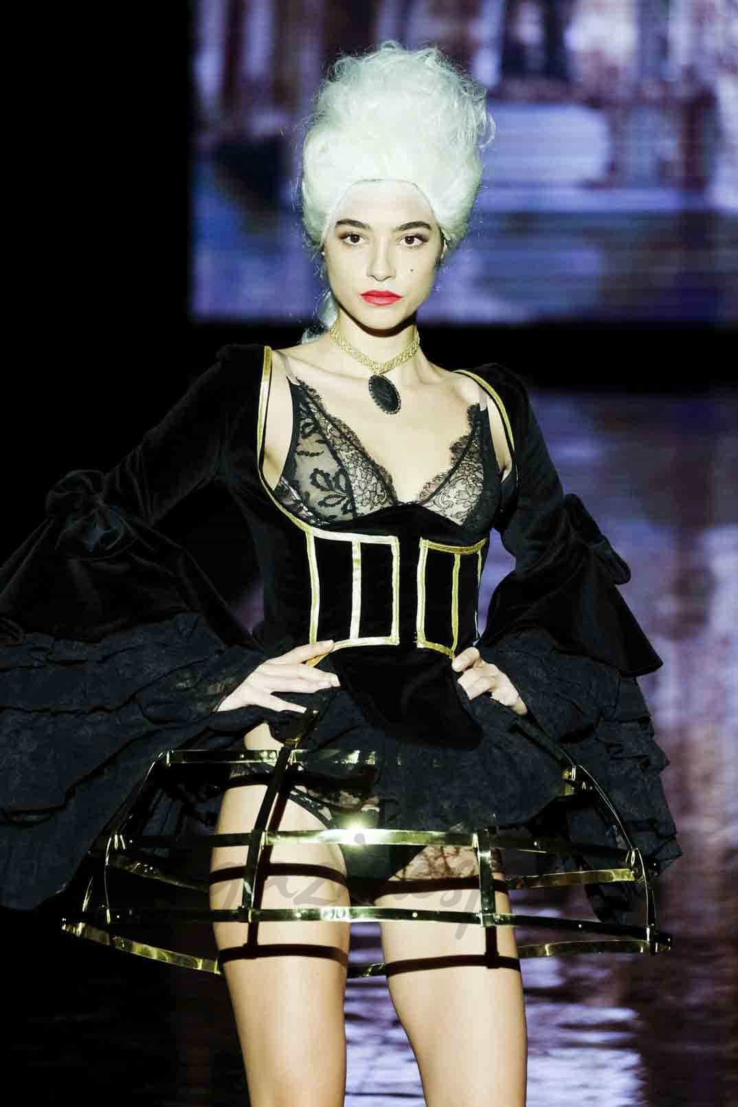 Rocío Crusset desfile Andres Sardá - MBFWM - Otoño-Invierno 2017-2018