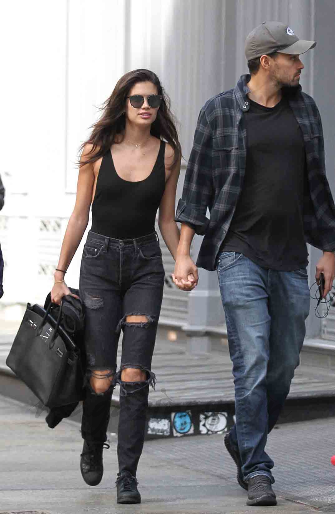 sara sampaio apuesta por los denim rotos