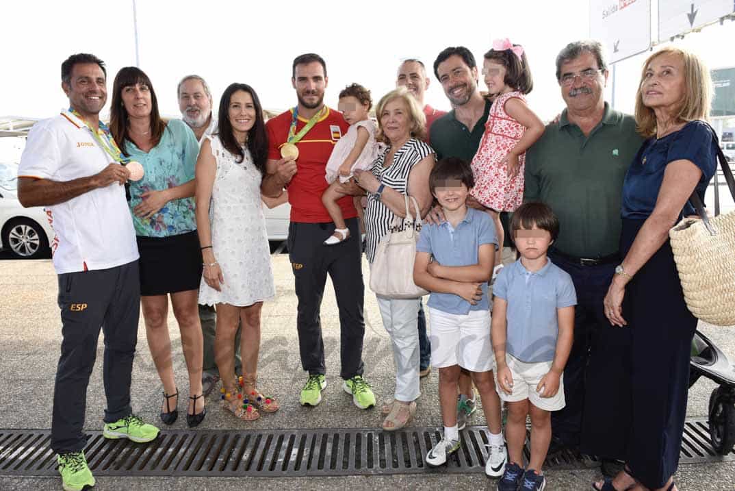 saul cravioto y maria lopez con su familia