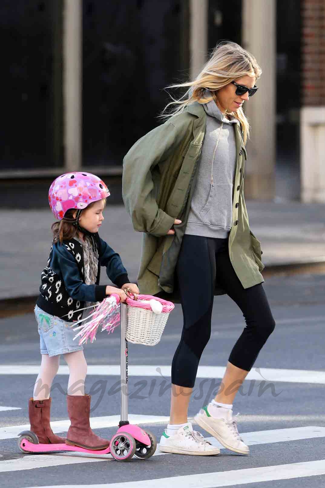 sienna miller paseo con su hija