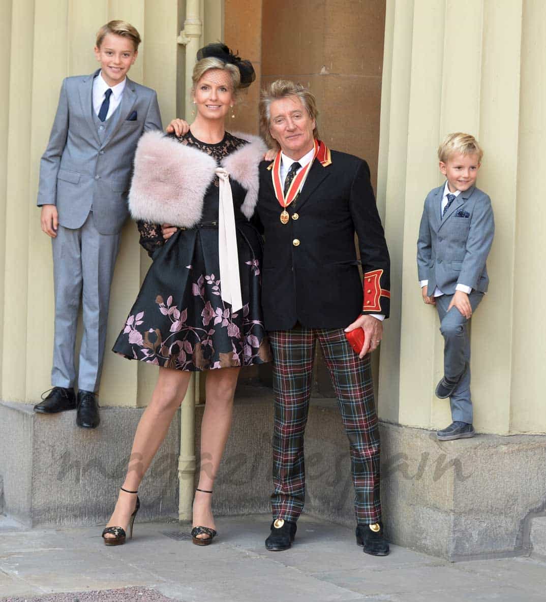 Rod Stewart con su mujer Penny y sus hijos Alastair y Aiden Stewart
