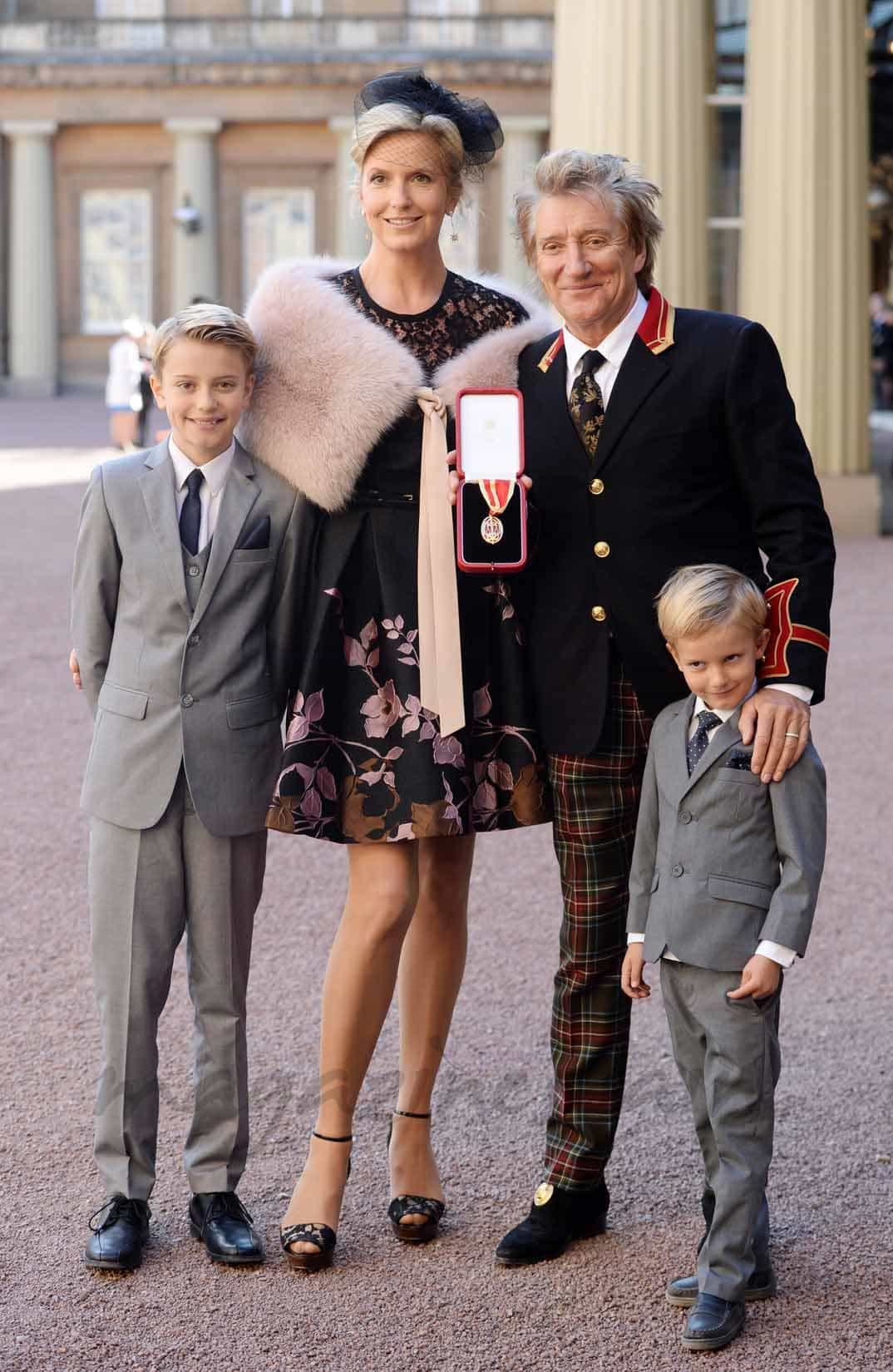 Rod Stewart con su mujer Penny y sus hijos Alastair y Aiden Stewart