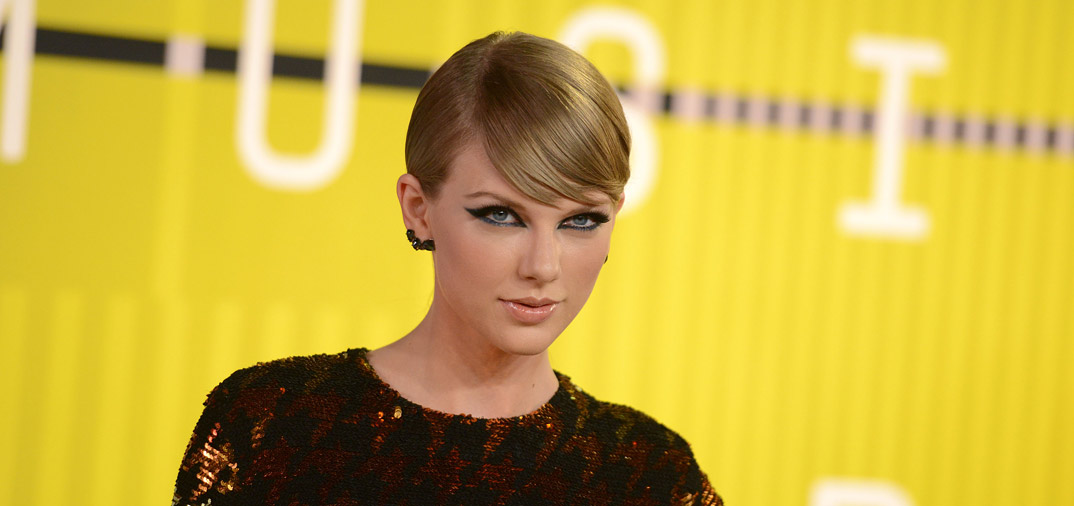 taylor swift despide el ano con su videoclip out of the woods