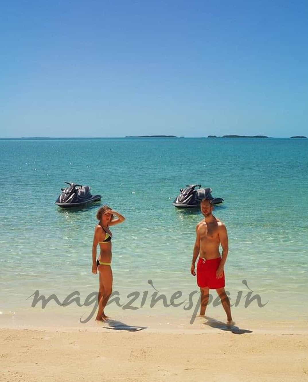 taylor swift y calvin harris en la playa