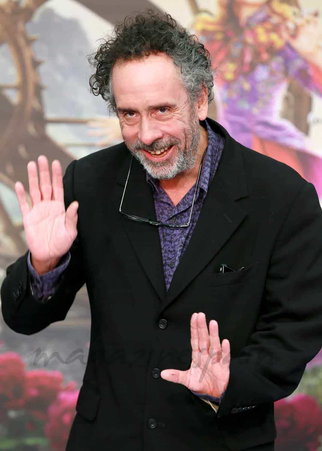 Tim Burton en el estreno de alice through the looking glass