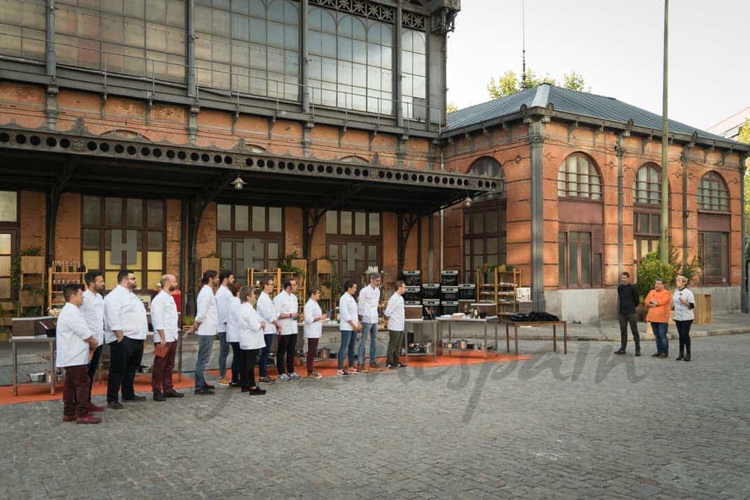 Top Chef 4 Temporada- Alberto Chicote, Susi Díaz y Paco Roncero con los 14 concursantes © Atresmedia