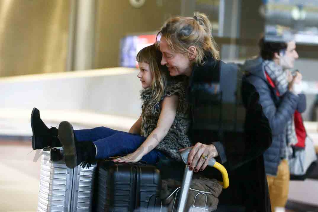 uma thurman y su hija en el aeropuerto