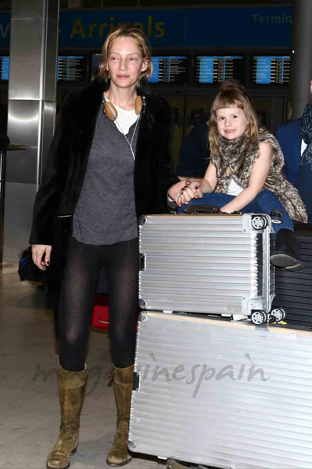 uma thurman y su hija en el aeropuerto