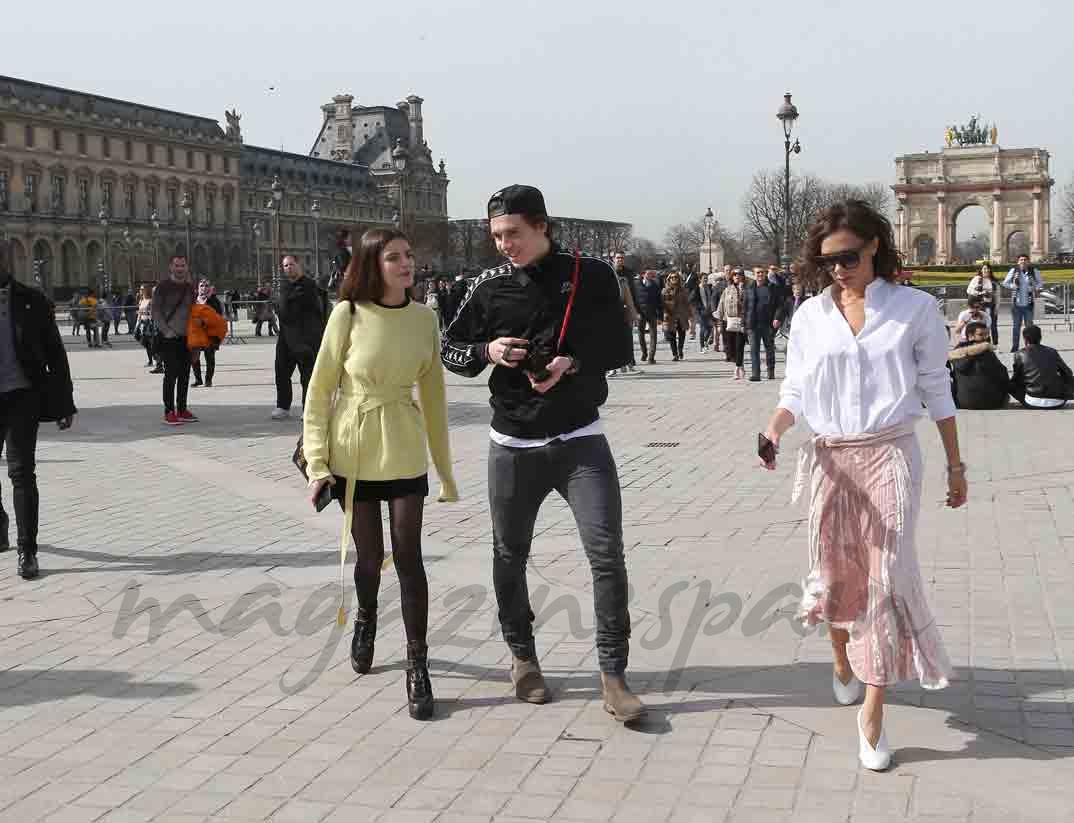 victoria beckham con brooklyn y su novia en paris