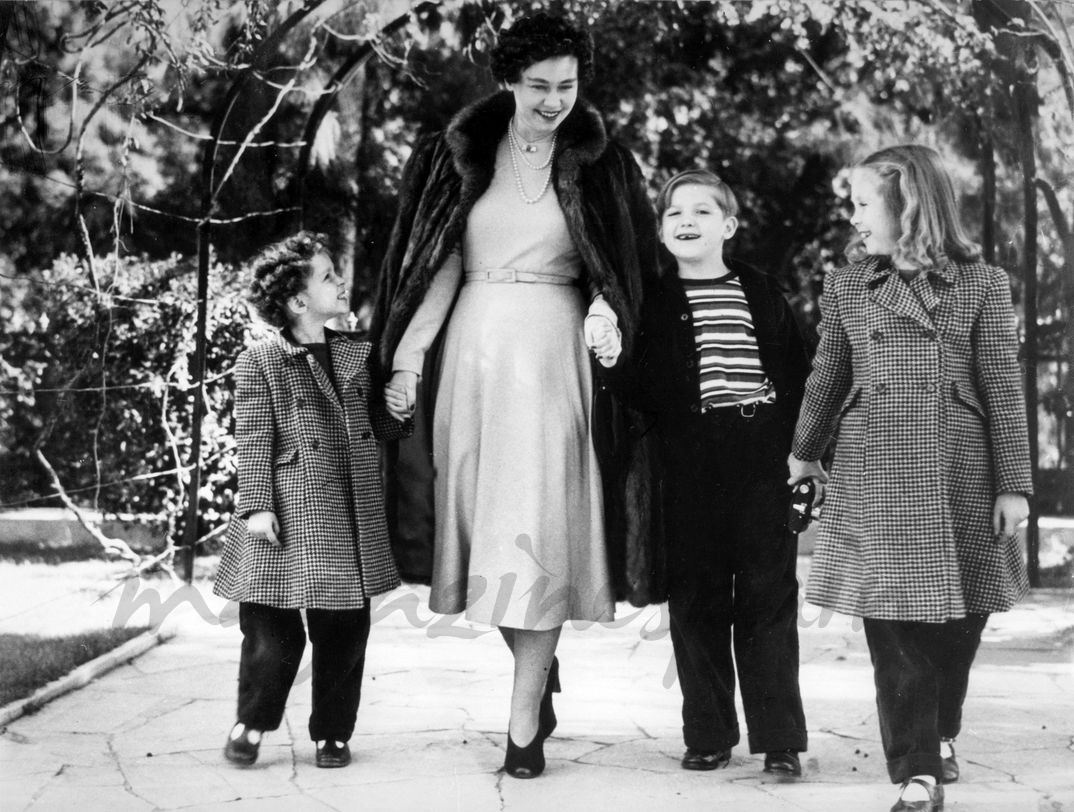 La Princesa Sofía con su madre, la Reina Federica en los jardines del Palacio real de Atenas © Casa S.M.El Rey