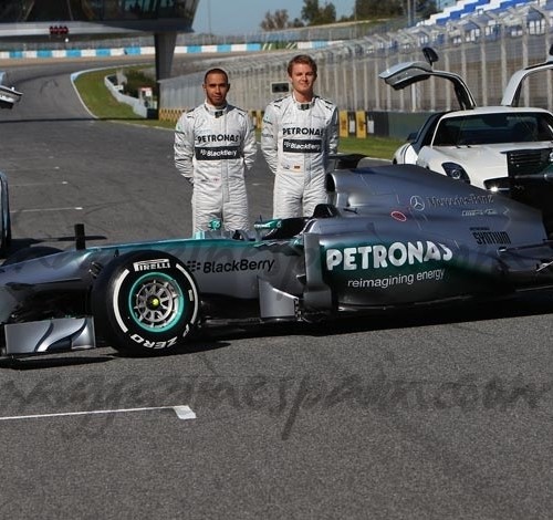 Mercedes presenta  el nuevo W04 con Hamilton