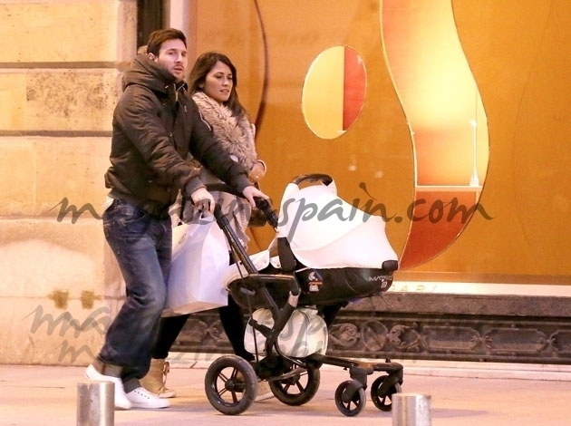 Leo Messi con su mujer y su hijo en Paris