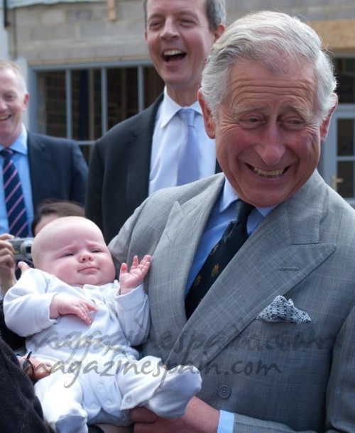 El Principe Carlos de Inglaterra ensaya como abuelo