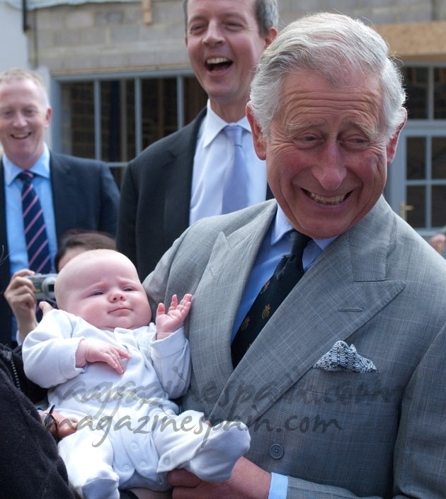 El Principe Carlos de Inglaterra ensaya como abuelo